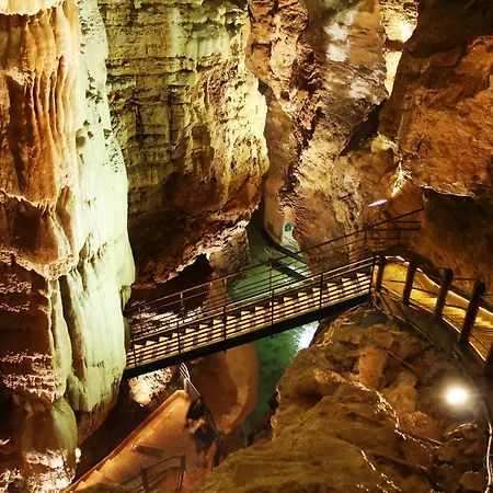 Le Roulottes Du Petit Gouffre De Avec Gasthuis Padirac