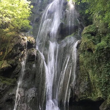 بيت ضيافة Le Roulottes Du Petit Gouffre De Avec