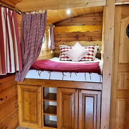 Le Roulottes Du Petit Gouffre De Avec Casa de hóspedes